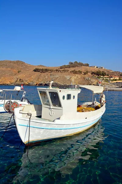Barco de pesca tradicional grego no porto, Panormos, Creta . — Fotografia de Stock