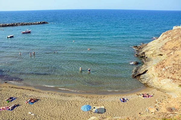 Podwyższony widok turystów relaksujących się na piaszczystej plaży, Panormos, Kreta. — Zdjęcie stockowe