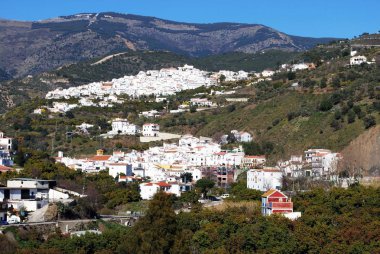 Archez beyaz köy dağlar arkaya, Archez, İspanya ile doğru görüntülemek.