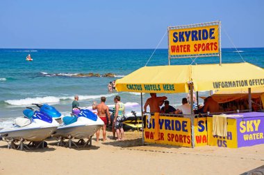 Su spor çadır beach, Stalida, Girit, duran insanlar.