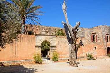 Arkadi Manastırı, Arkadi, Crete arkada yemekhane avluya girmesi ile kurşun ağaç görünümünü.