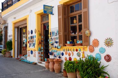 Köy Merkezi, Margarites, Crete Shop duvardaki görüntülenen seramik.