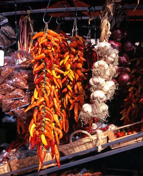 Drogowa stoisko sprzedaży suszonych chillis i inne przyprawy w pobliżu Amalfi, Włochy. — Zdjęcie stockowe