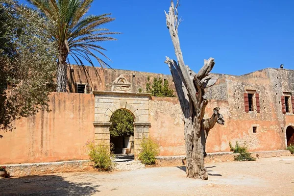 Z bullet stromu, se vstupem do refektáře nádvoří na zadní na klášter Arkadi, Arkadi, Kréta. — Stock fotografie
