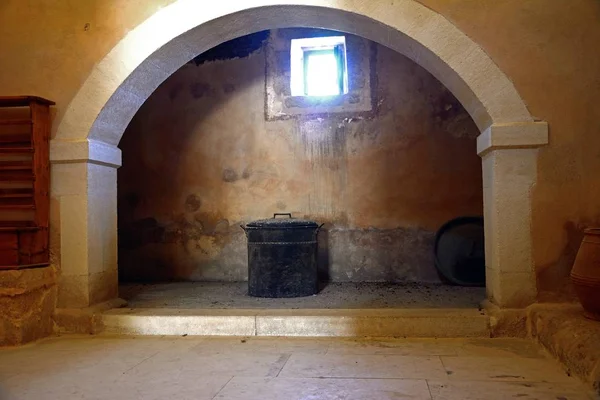 Gran chimenea abierta en una de las habitaciones de las bodegas en el Monasterio Arkadi, Arkadi, Creta . — Foto de Stock