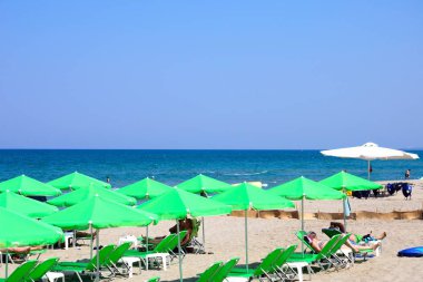  Turistler rahatlatıcı kumlu plaj, Perivolia, Crete.