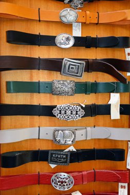  Eski şehir, Rethymno, Girit'te Satılık dekoratif tokaları ile Deri kemerler.