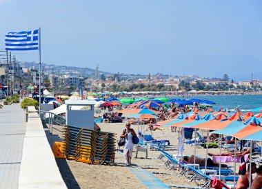Turistler rahatlatıcı kumlu plaj, Perivolia, Crete.