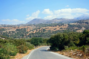 Ülke yolun Margarites, Crete yakınındaki dağlara doğru.