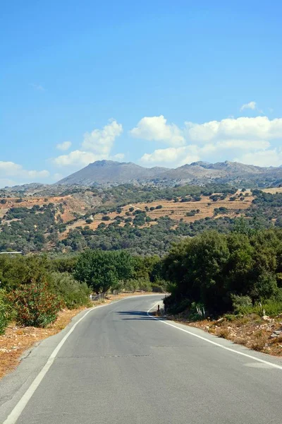 Země silnici vedoucí směrem k horám poblíž Margarites, Kréta. — Stock fotografie