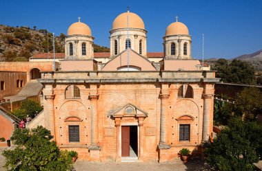 Yükseltilmiş ön avlu binalar soldaki, Agia Triada, Crete Agia Triada Manastırı görünümünü.