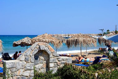 Ege Denizi, Kalyves, Crete doğru manzaralı sahil kenarına küçük duvar.