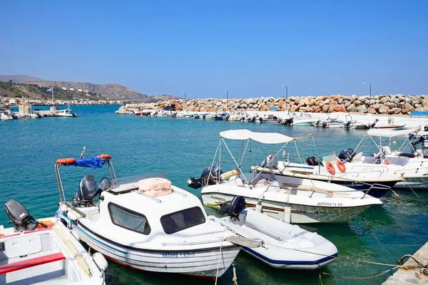 Bateaux amarrés dans le port, Kalyves, Crète . — Photo