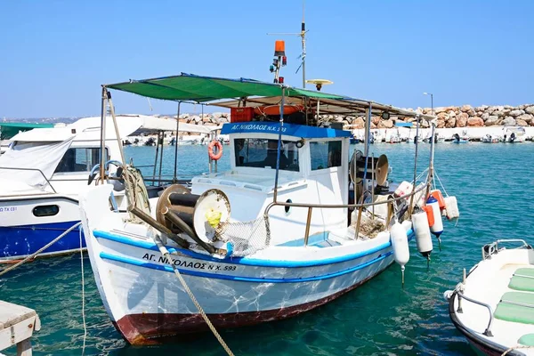 Barcos de pesca atracados no porto, Kalyves, Creta . — Fotografia de Stock