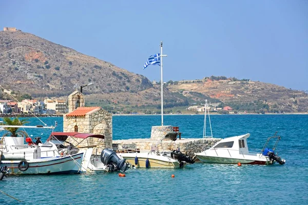 Лодки пришвартованы в гавани, Каливес, Крит . — стоковое фото