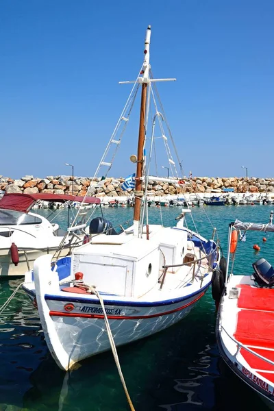 Barcos de pesca atracados no porto, Kalyves, Creta . — Fotografia de Stock
