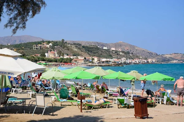 Туристы отдыхают на пляже с видом на горы, Каливес, Крит . — стоковое фото