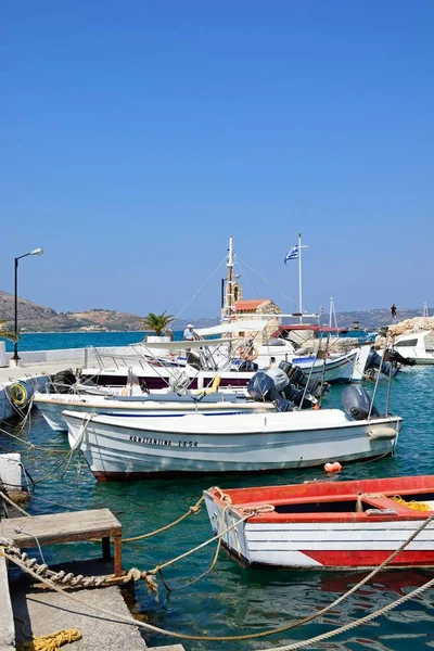 Boote im Hafen festgemacht, Kelche, Beton. — Stockfoto