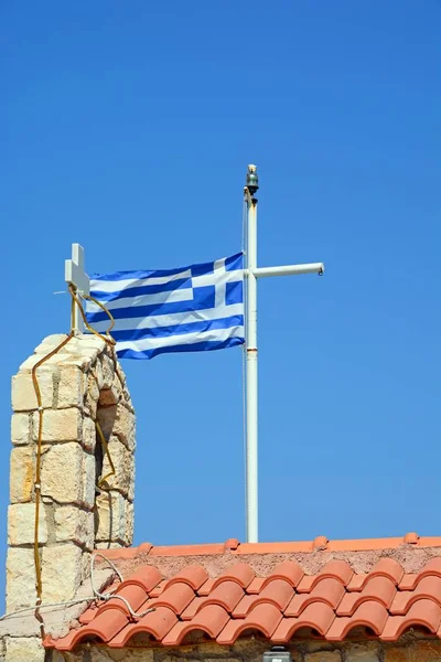 Bandera griega y campanario de la iglesia contra un cielo azul en el puerto, Kalyves, Creta . —  Fotos de Stock