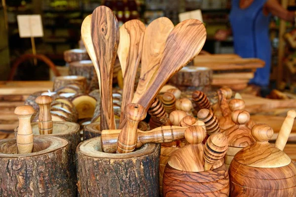 Cucharas y ollas de madera en venta en una tienda de turismo, Bali, Creta . — Foto de Stock