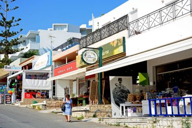 Bir köy street, Bali, Crete boyunca turistik Hediyelik eşya dükkanları.