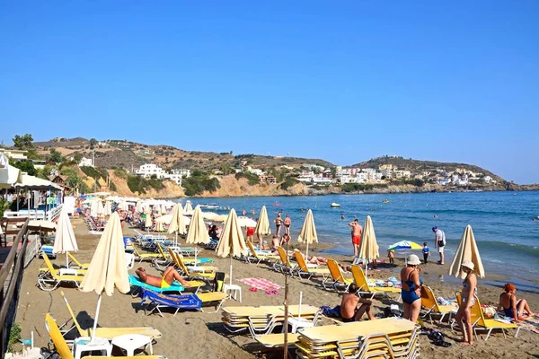 Toeristen ontspannen op Livadi strand met uitzicht langs de kustlijn, Bali, Kreta. — Stockfoto