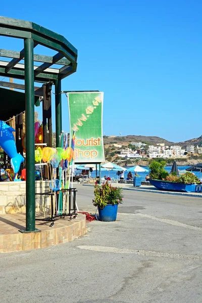 Τουριστικό κατάστημα στο χώρο περιπάτου με θέα προς την παραλία του Λιβαδιού, Μπαλί, Κρήτη. — Φωτογραφία Αρχείου