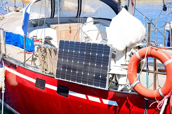 Solarmodul auf der Seite einer Jacht im Hafen, Chania, Beton. — Stockfoto