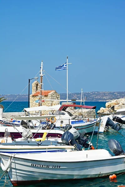 Bateaux amarrés dans le port, Kalyves, Crète . — Photo