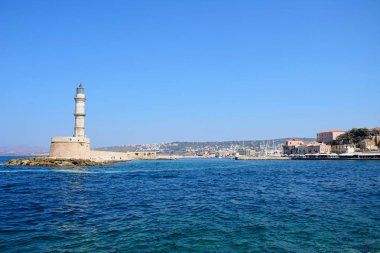 Görünümü arka, Hanya, Girit için şehir binaları ile liman girişinde Venedik deniz feneri.