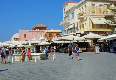 Pl El Venizelou manzaraları, Hanya, Crete zevk turistlerle kare çeşme.