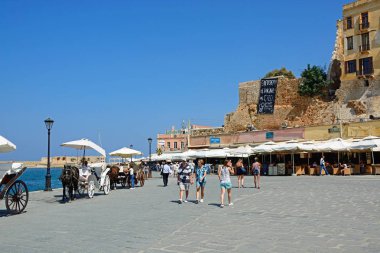 Arka ve at ile restoran ve San Nicolo bastion quayside yürüyorduk turist arabaları belgili tanımlık doğru el yan Chania çizilmiş..
