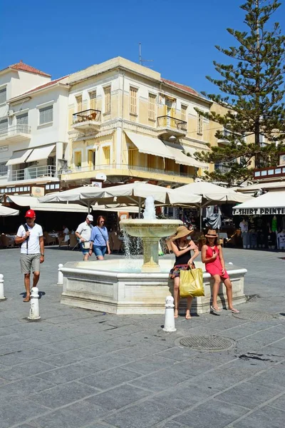 Fuente en la plaza Pl El Venizelou con turistas disfrutando de los lugares de interés, Chania . — Foto de Stock