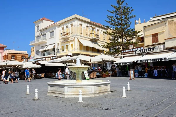 Fonte na praça Pl El Venizelou com turistas apreciando os pontos turísticos, Chania . — Fotografia de Stock