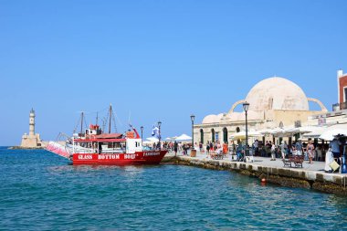 Cami ve deniz feneri, Hanya, Crete doğru seyir Inner harbour görünümünü.