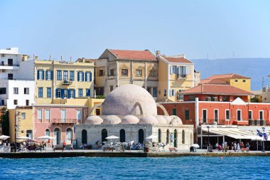 Görünümü ile turistler tarafından Chania, Crete geçen Inner harbour karşısında Türk Camii.