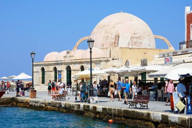 Inner harbour cami ve sahil lokantaları doğru Hanya, Crete arıyor görünümünü.