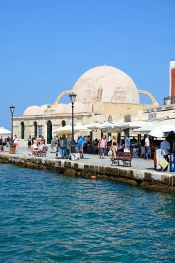 Inner harbour cami ve sahil lokantaları doğru Hanya, Crete arıyor görünümünü.