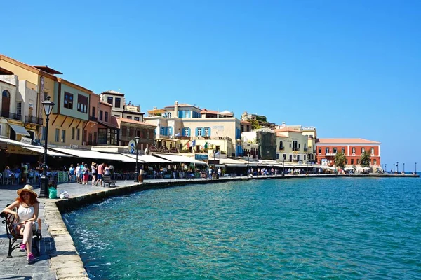 Quayside Inner harbour, Chania içinde Restoran yürüyen turist kaplı.