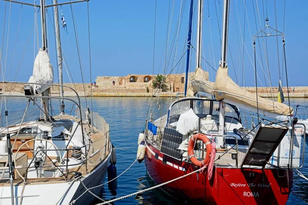 Iates ancorados na marina com a parede do porto para a parte traseira, Chania, Creta . — Fotografia de Stock