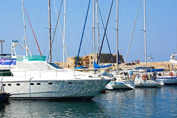 Yachts förtöjd i småbåtshamnen med hamnen väggen till baksidan, Chania, Kreta. — Stockfoto