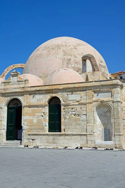 Vista de la mezquita turca en el muelle del puerto interior, Chania, Creta . — Foto de Stock