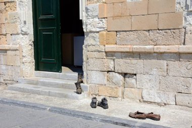 Satır için quayside, Hanya, Girit Türk Camii girişinde queuing Ayakkabı.