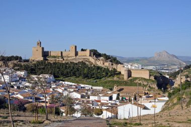 Kale kale townhouses ağaçlar ön planda, Antequera, İspanya.