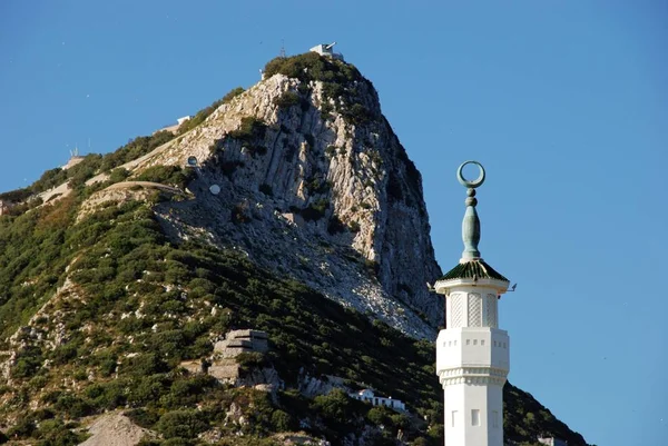 La torre de la mezquita y la roca de Gibraltar . — Foto de Stock