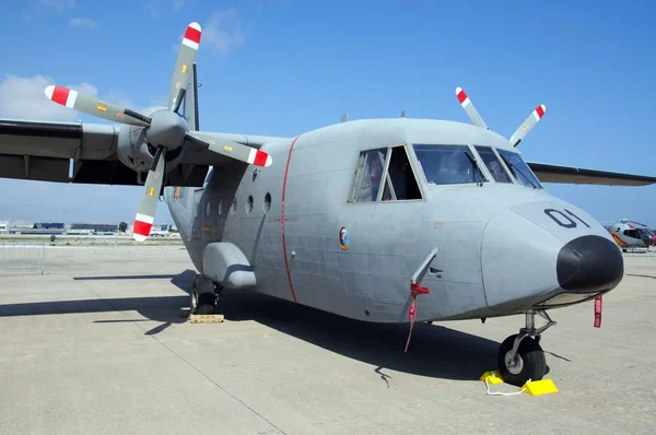 Casa 212 військової малого транспортний літак на другий авіашоу в аеропорту Малаги, Іспанія. — стокове фото