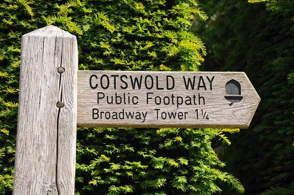 Ahşap Cotswold yolu tabelasını tarif için Broadway Tower, Broadway, İngiltere.