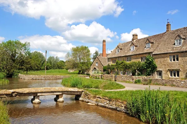 Cotswold-Hütten am Flussufer, niedrigere Schlachtung. — Stockfoto