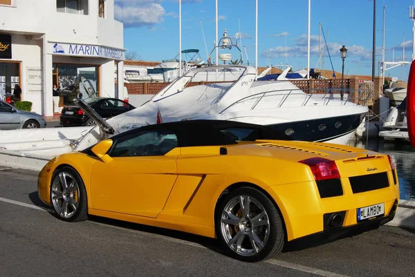 Žluté Lamborghini Gallardo v oblasti přístavu Puerto Banus, Marbella, Španělsko. — Stock fotografie