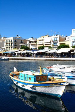 Balıkçı tekneleri ve iç liman, Agios Nikolaos, Crete.